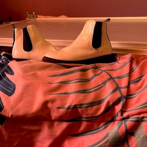 Hi I’m selling Steven Madden boots hopefully you like them!!